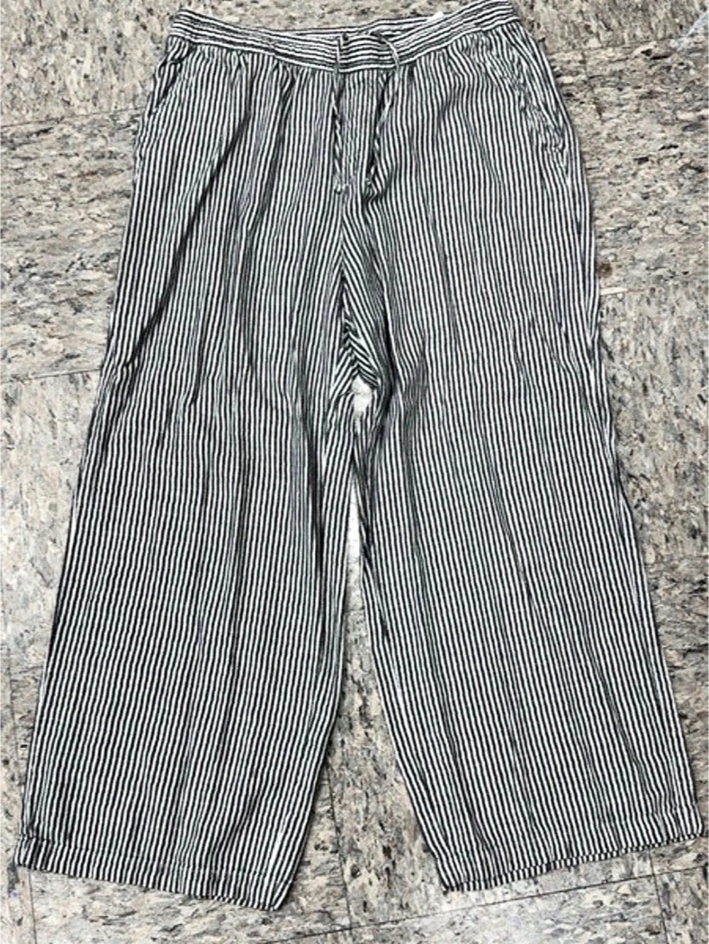 Old Navy Striped Wide Leg Pants in Gray & White Size Large Like New